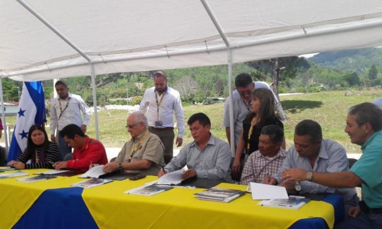 UNAH y pueblo lenca firman convenio de cooperación