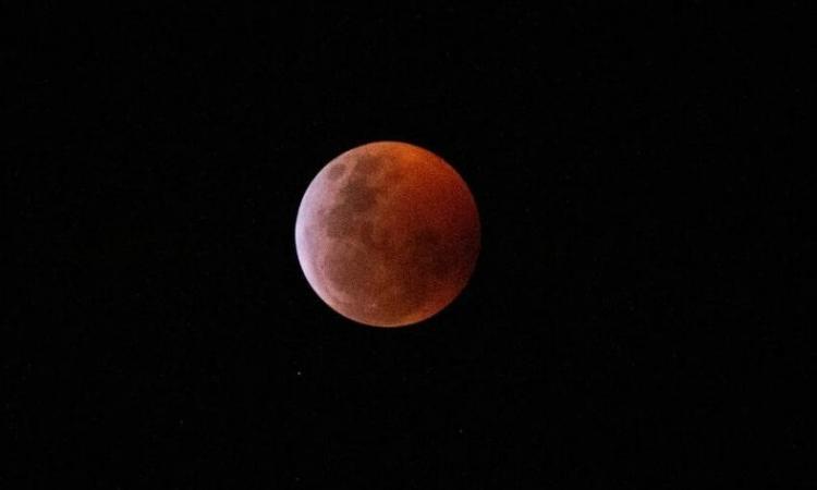 Primer eclipse total de Luna se aprecia desde diferentes latitudes del mundo